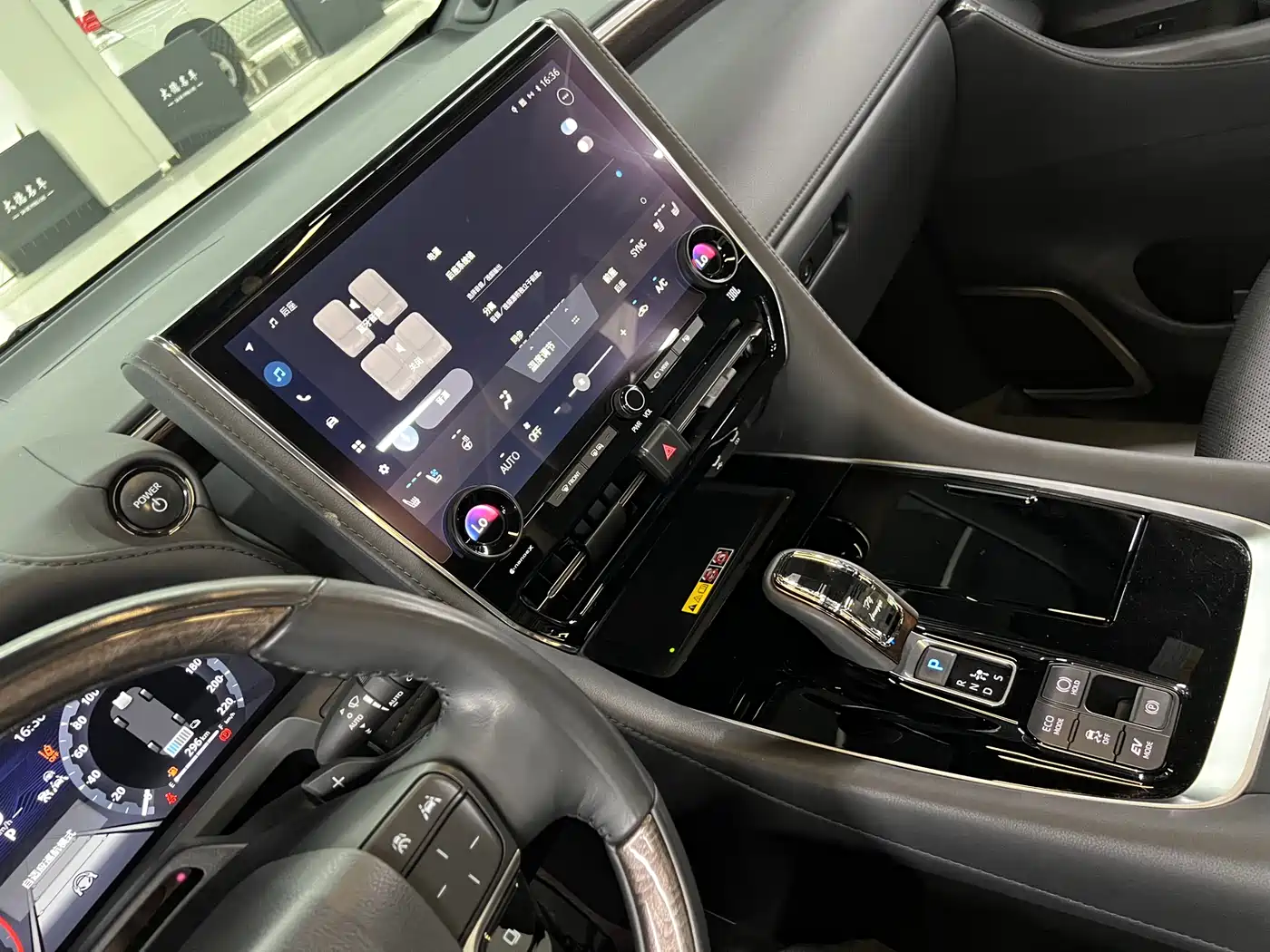 Toyota Vellfire 2024 Crown Hybrid 2.5L Executive Premium Edition фото 23