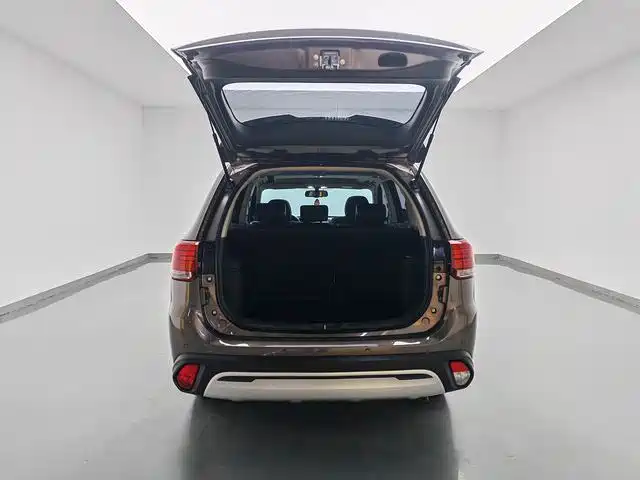 Mitsubishi Outlander 2020 2.0L 2WD Premium 5-seater фото 13
