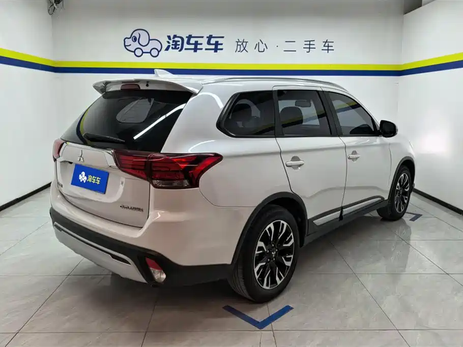 Mitsubishi Outlander 2019 2.0L 2WD Enjoy 7-Seater China VI фото 3