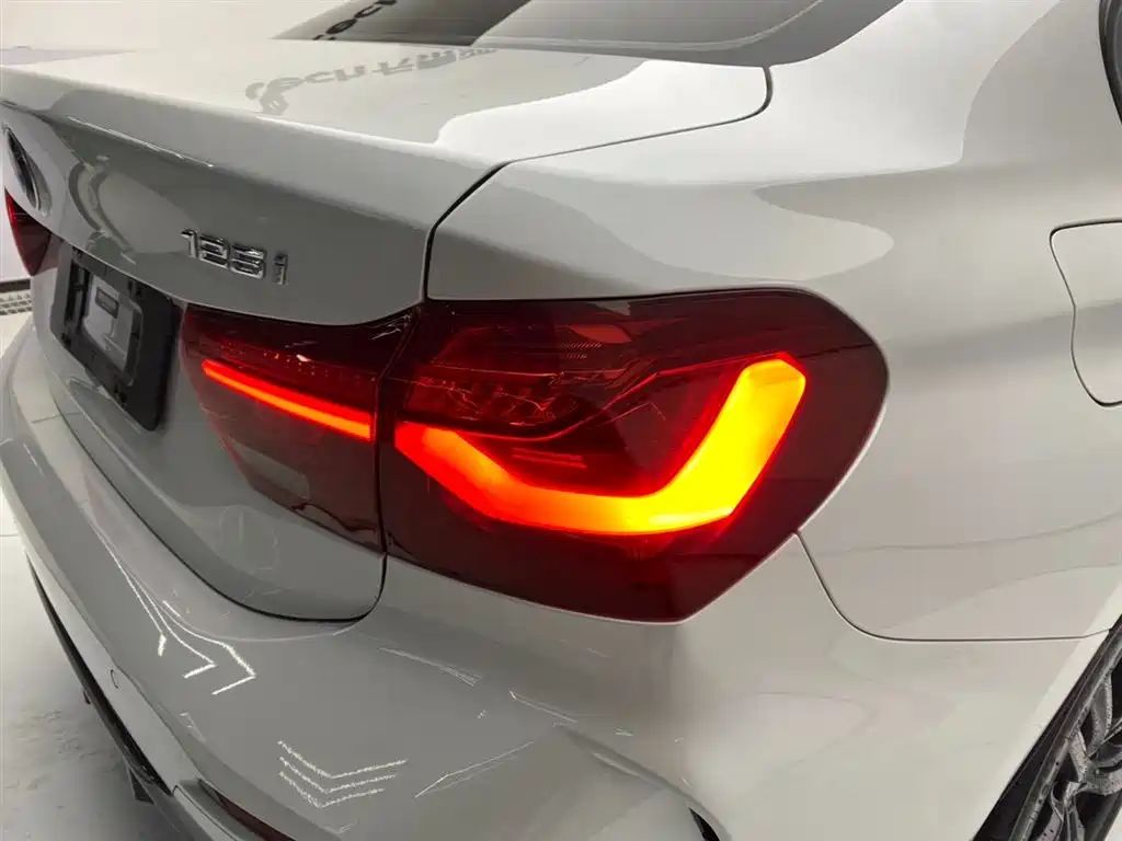 BMW 1 Series 2023 125i M Sport Shadow Edition фото 10