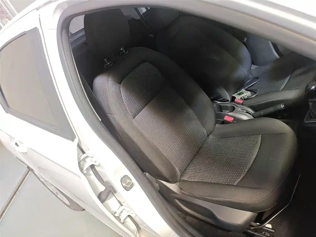 Peugeot 301 2016 1.6L Manual Comfort Edition фото 25