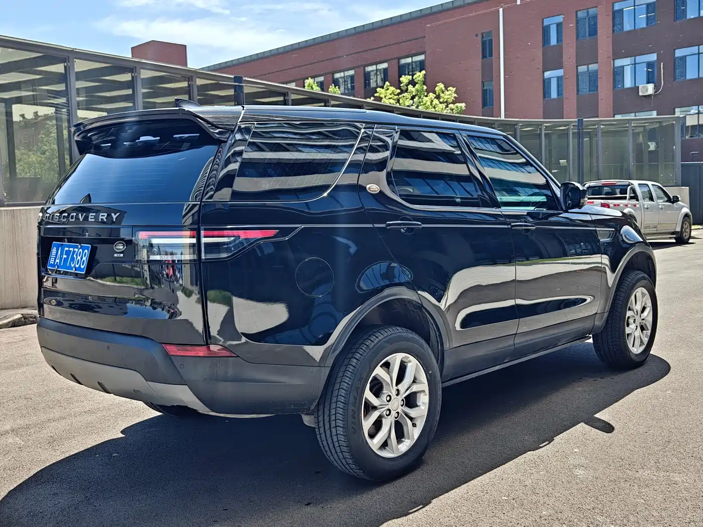 Land Rover Discovery 2017 3.0 SC V6 SE фото 4
