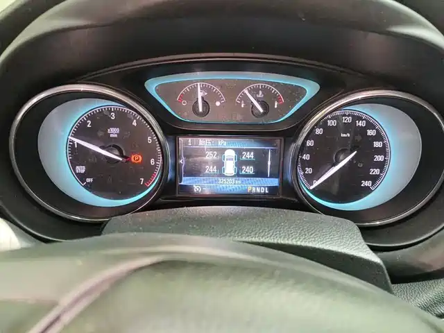 Buick Envision Plus 2017 20T FWD Premium — фото 4