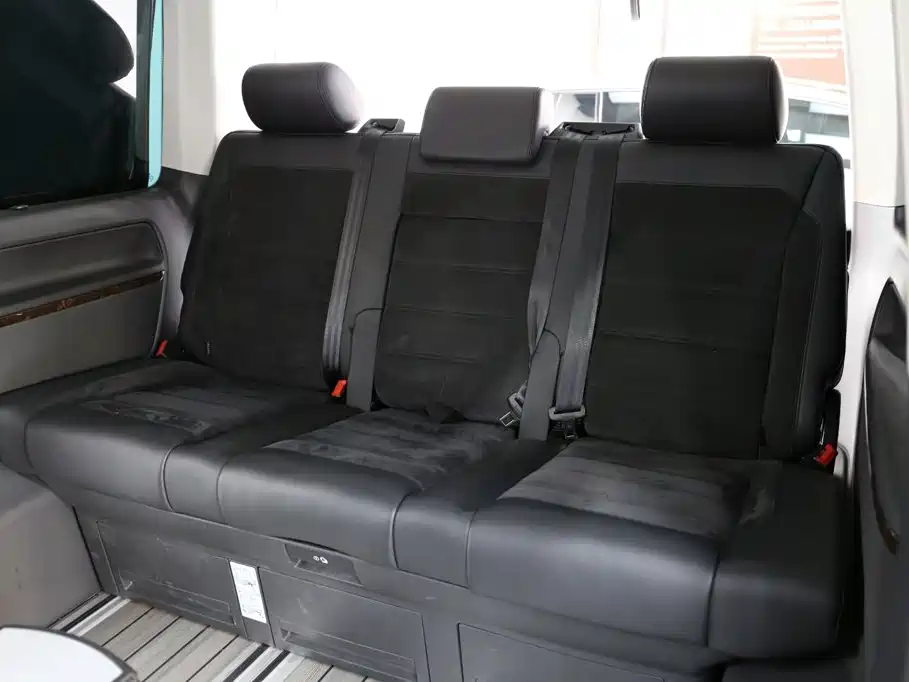 Photo 10 - Volkswagen Multivan