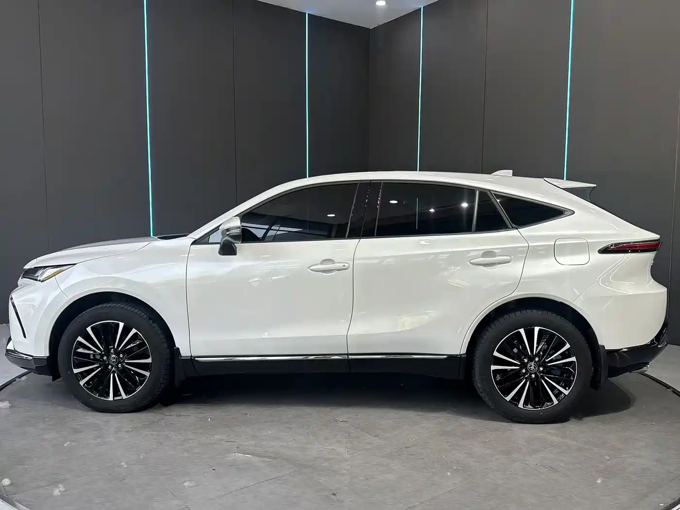 Toyota Venza 2023 2.0L CVT FWD Premium фото 4
