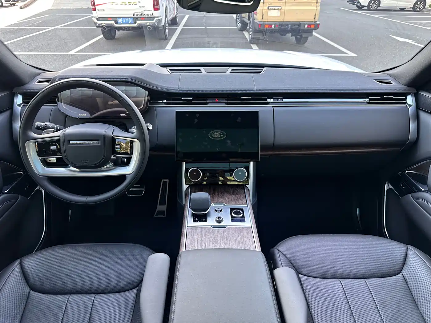Land Rover Range Rover 2023 3.0 L6 400PS Golden Age Long Wheelbase фото 28
