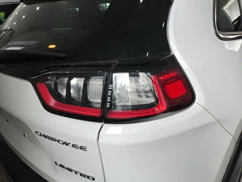 Фото 8 - Jeep Cherokee