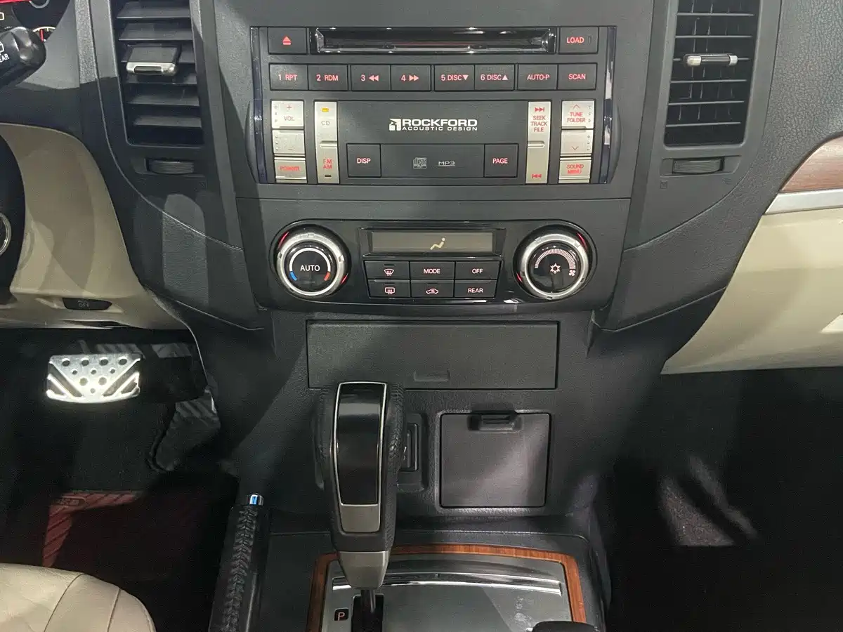 Mitsubishi Pajero (Import) 2008 2009 3.8L 5-Door Flagship