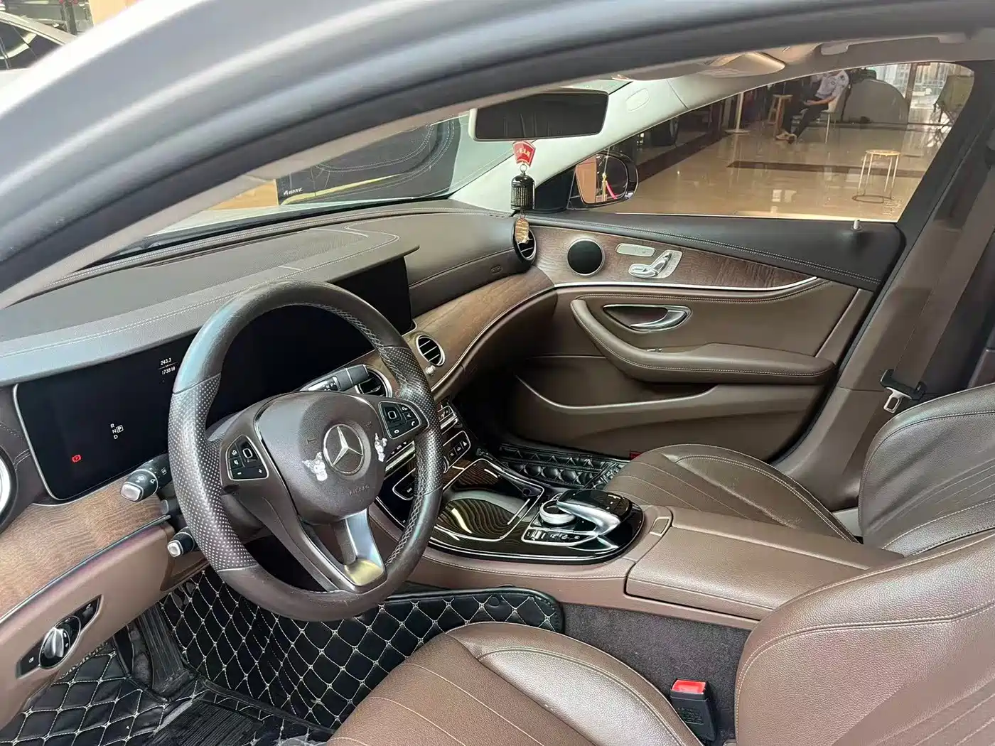 Фото 2 - Mercedes-Benz E-Class