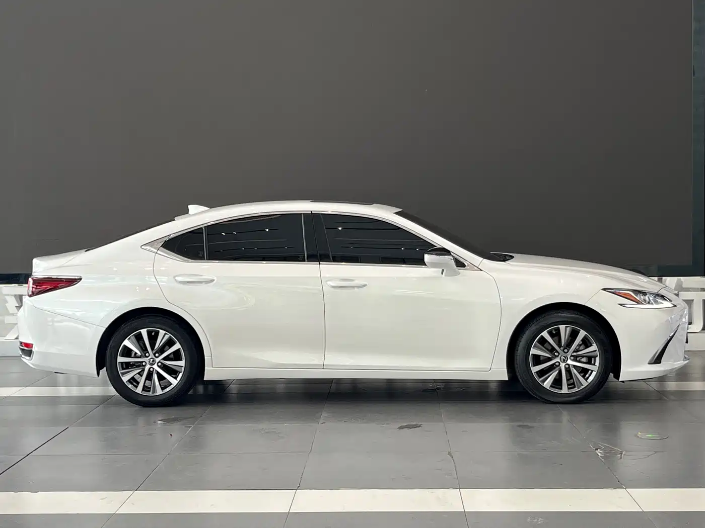 Фото 7 - Lexus ES
