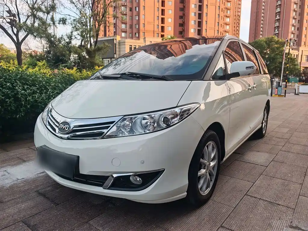 BYD M6 2015 2.4L Automatic Premium Edition фото 2