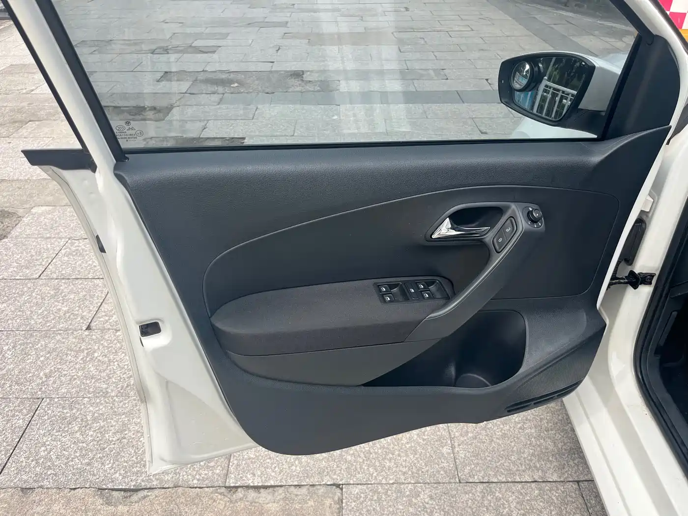 Volkswagen Polo 2016 1.4L Automatic Trend фото 6