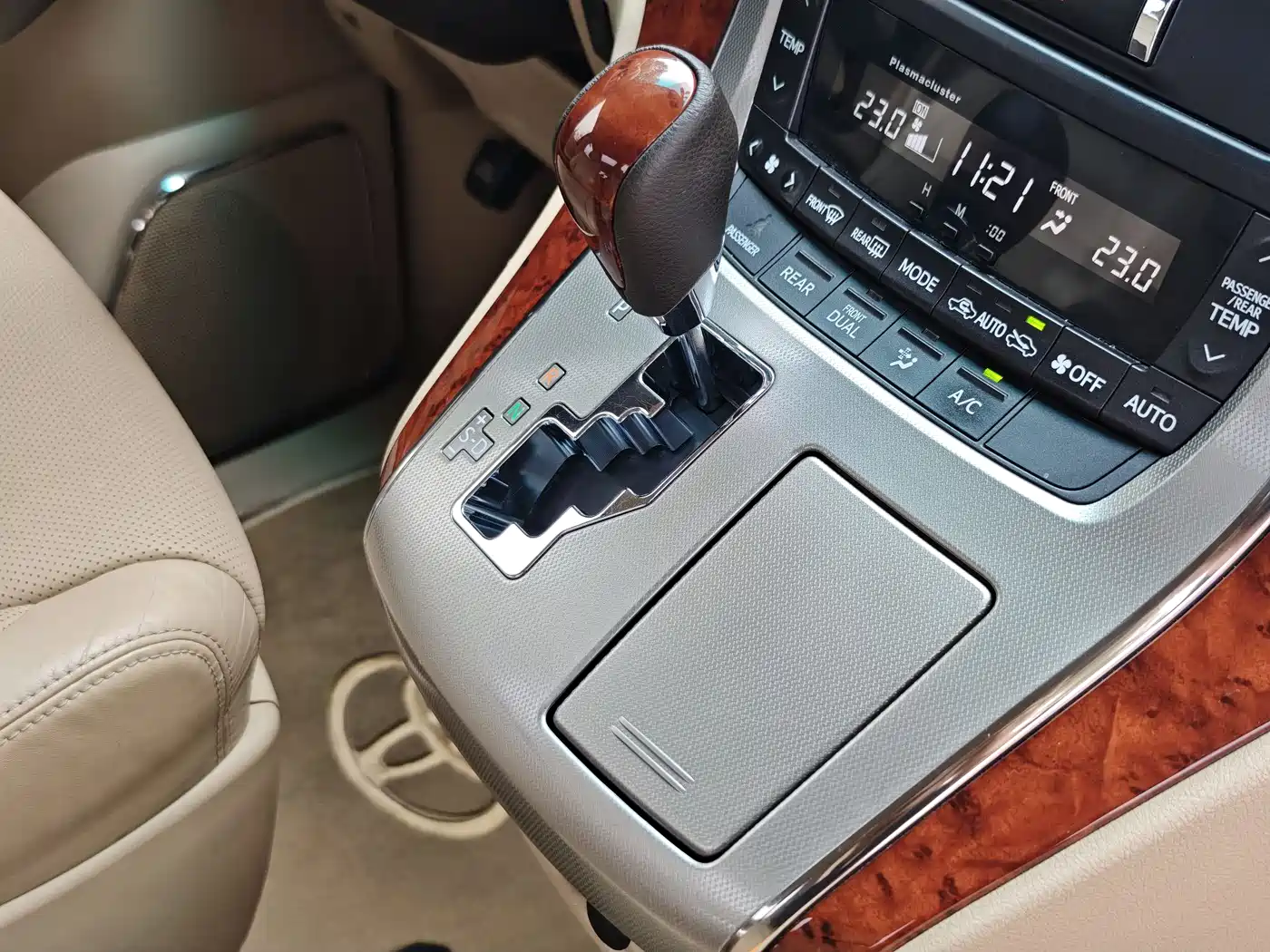 Toyota Alphard 2011 3.5L Luxury Edition фото 20