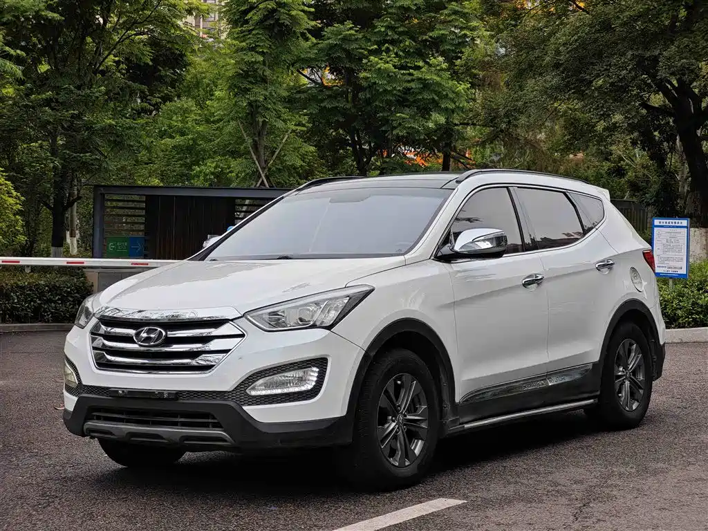 Hyundai Santa Fe 2013 Model 2.4L Automatic 2WD Smart