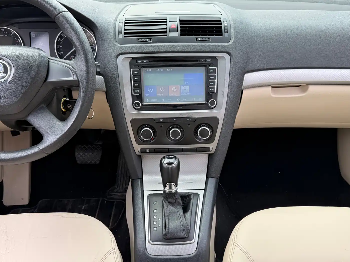 Škoda Octavia 2015 Classic 1.6L Automatic Elite Edition фото 14