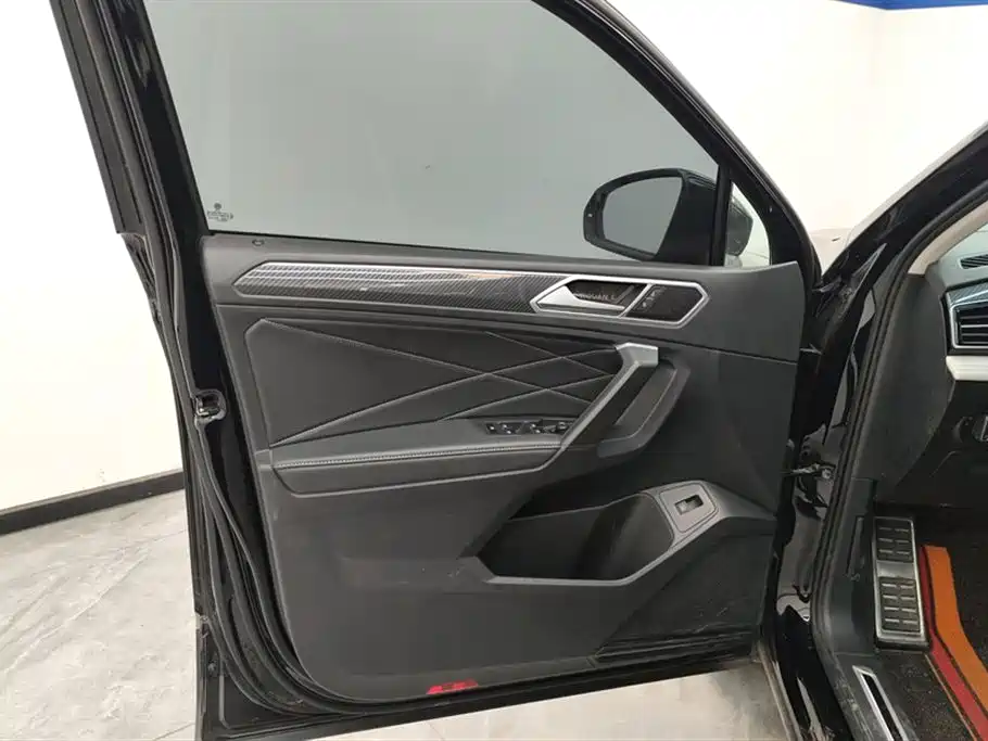 Volkswagen Tiguan L 2023 Facelift 330TSI Auto FWD R-Line Premium фото 7