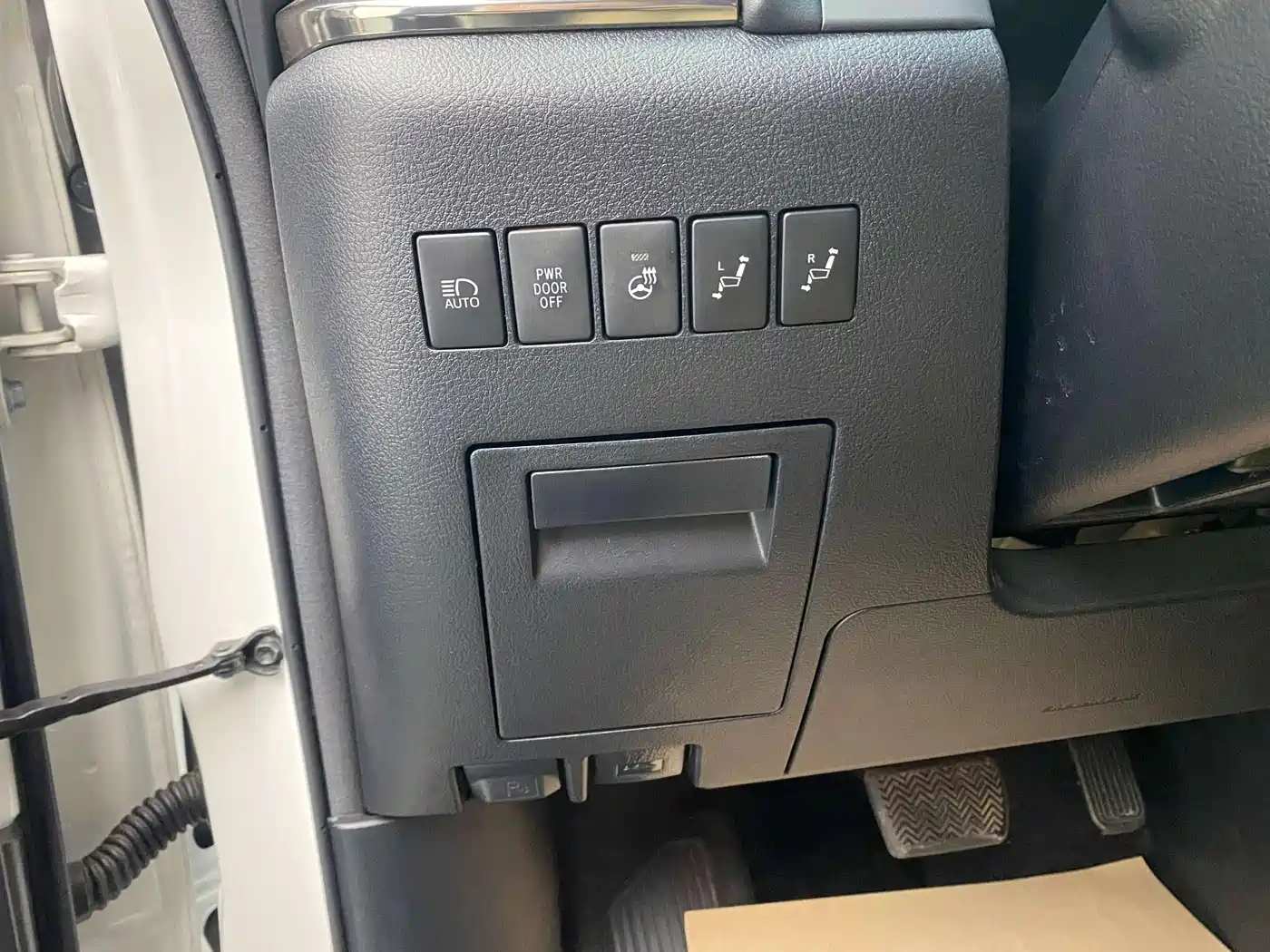 Toyota Alphard 2019 Hybrid 2.5L Premium Edition фото 21