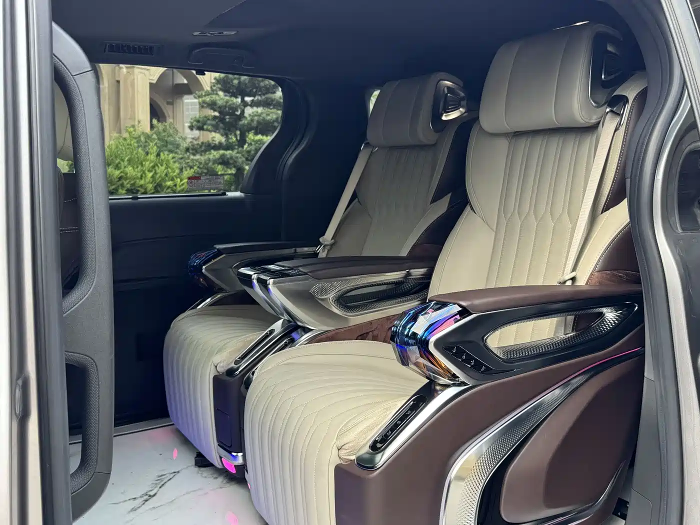Toyota Sienna 2023 2.5L Hybrid Premium Edition фото 12