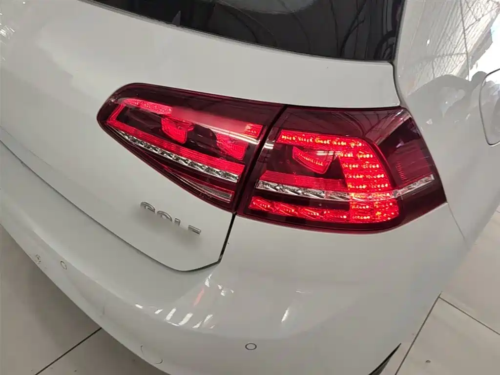 Volkswagen Golf 2017 230TSI Auto Luxury Millionth Anniversary Edition фото 8