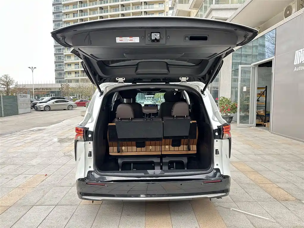 Toyota Sienna 2021 2.5L Hybrid Platinum Edition фото 24
