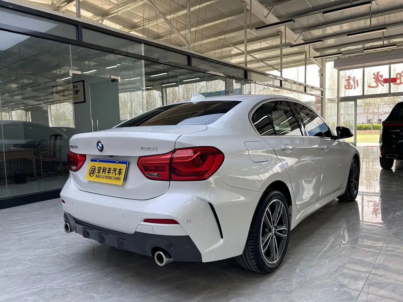 BMW 1 Series 2023 120i M Sport фото 5