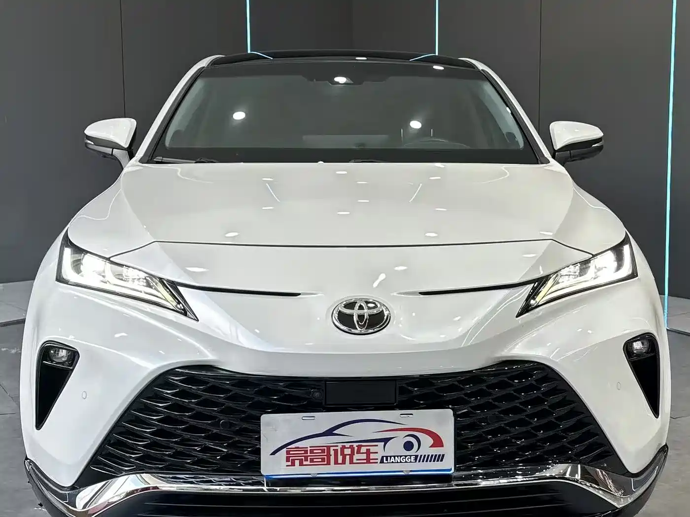 Toyota Venza 2022 2.0L CVT AWD Ultimate Edition фото 2