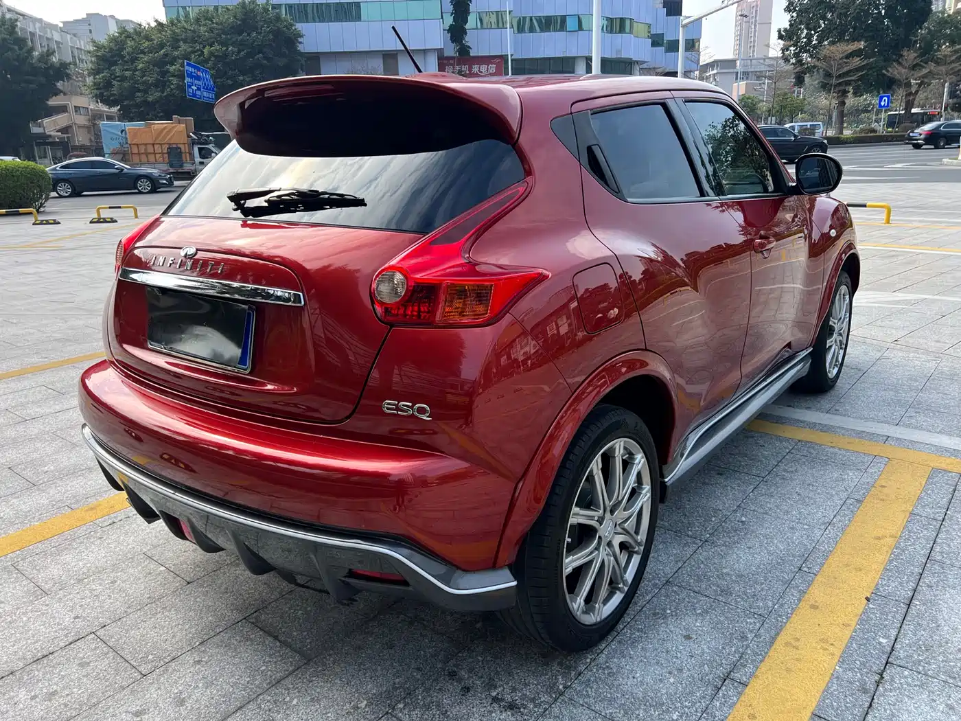 Photo 7 - Infiniti ESQ
