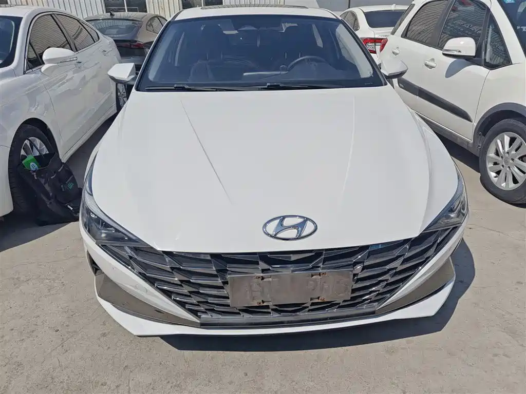 Hyundai Elantra 2022 1.5L CVT LUX Premium Edition фото 3