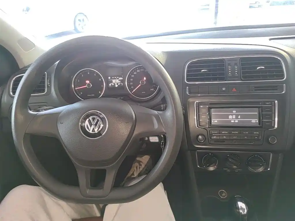Volkswagen Polo 2014 1.6L Automatic Comfort Edition фото 10