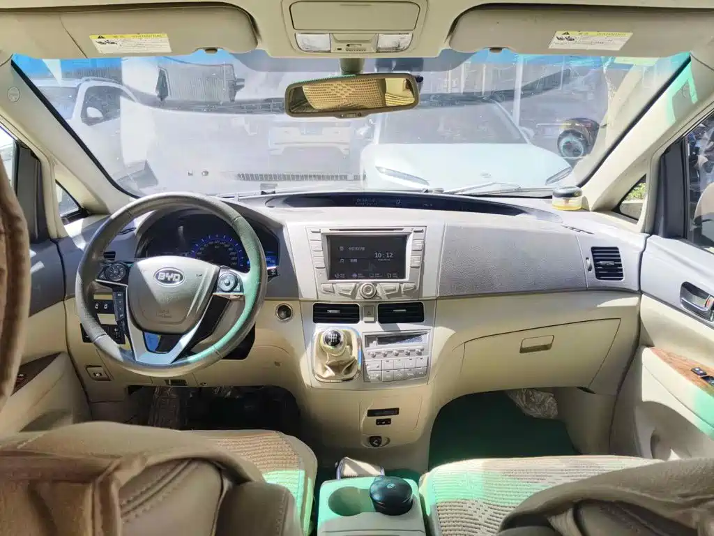 BYD M6 2015 2013 2.4L Manual Premium