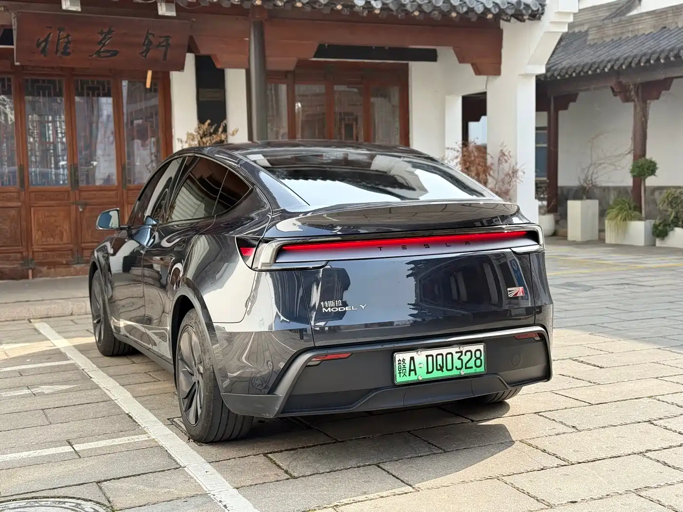 TESLA MODEL Y
