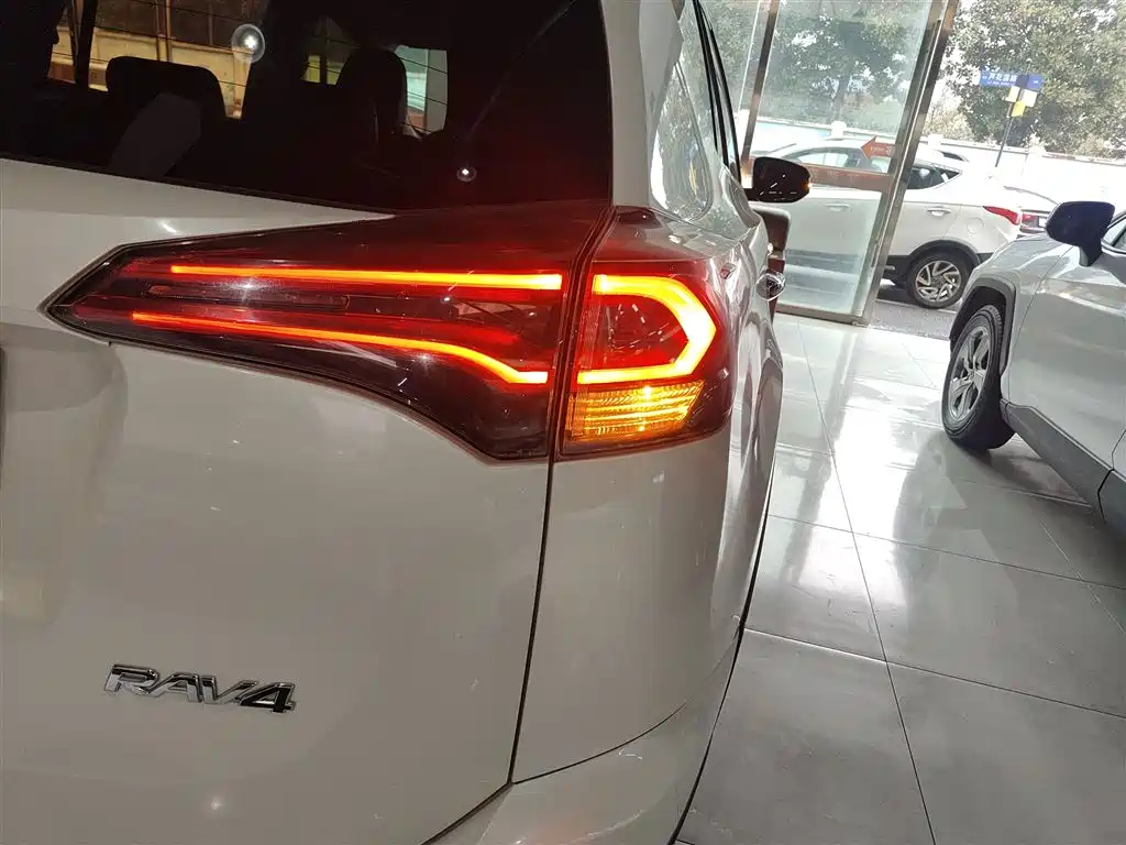 Toyota RAV4 Rongfang 2016 2.0L CVT 2WD Comfort (China V) фото 8