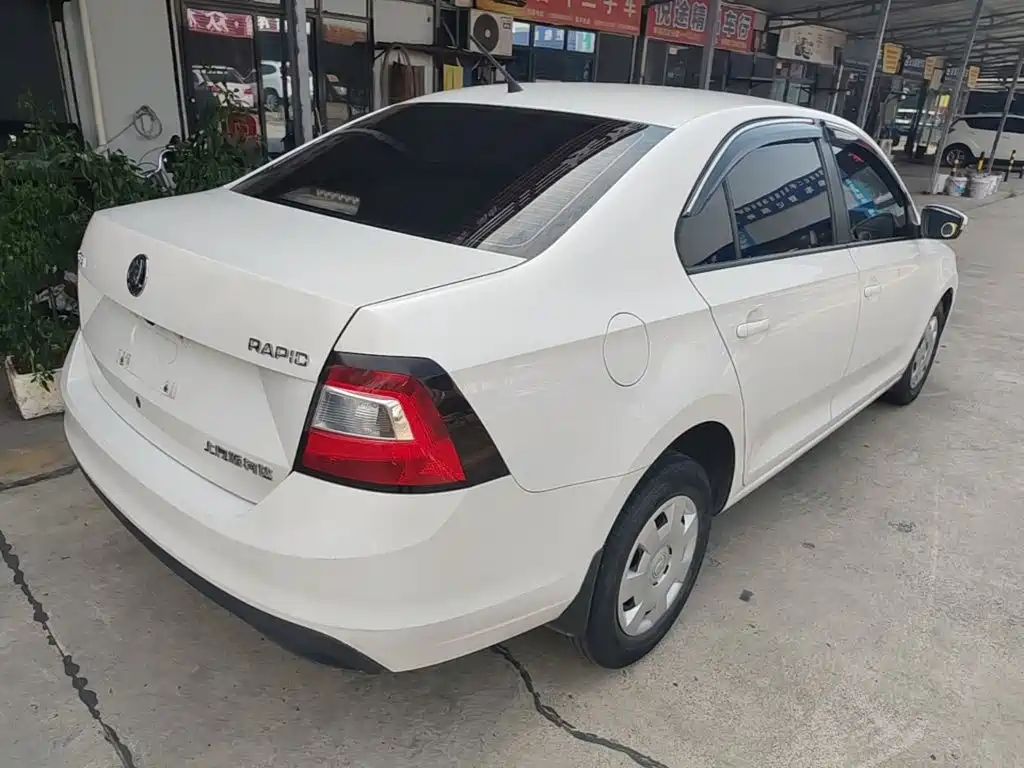 Фото 7 - Škoda Rapid