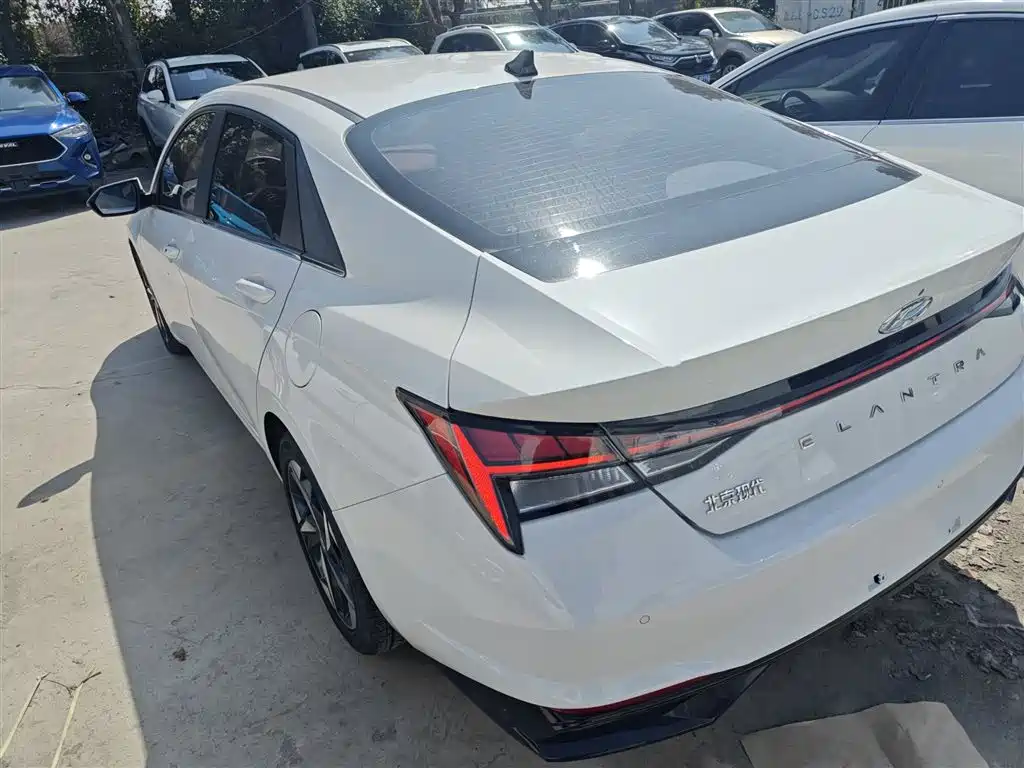 Hyundai Elantra 2022 1.5L CVT LUX Premium Edition фото 23