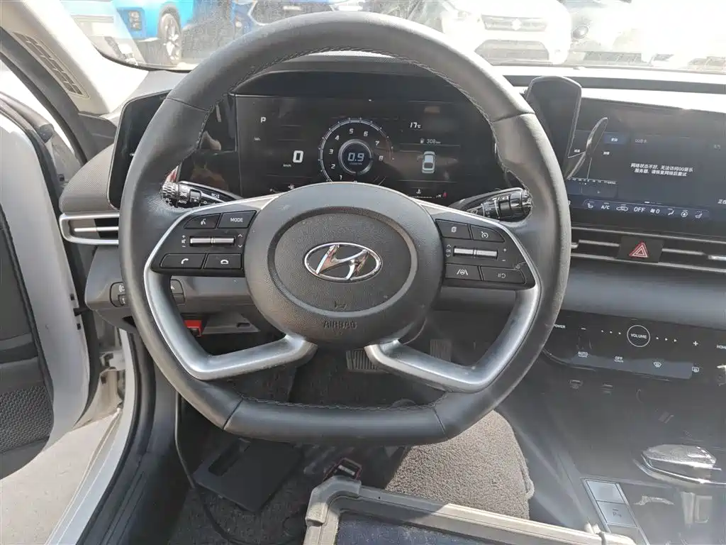 Hyundai Elantra 2022 1.5L CVT LUX Premium Edition фото 7