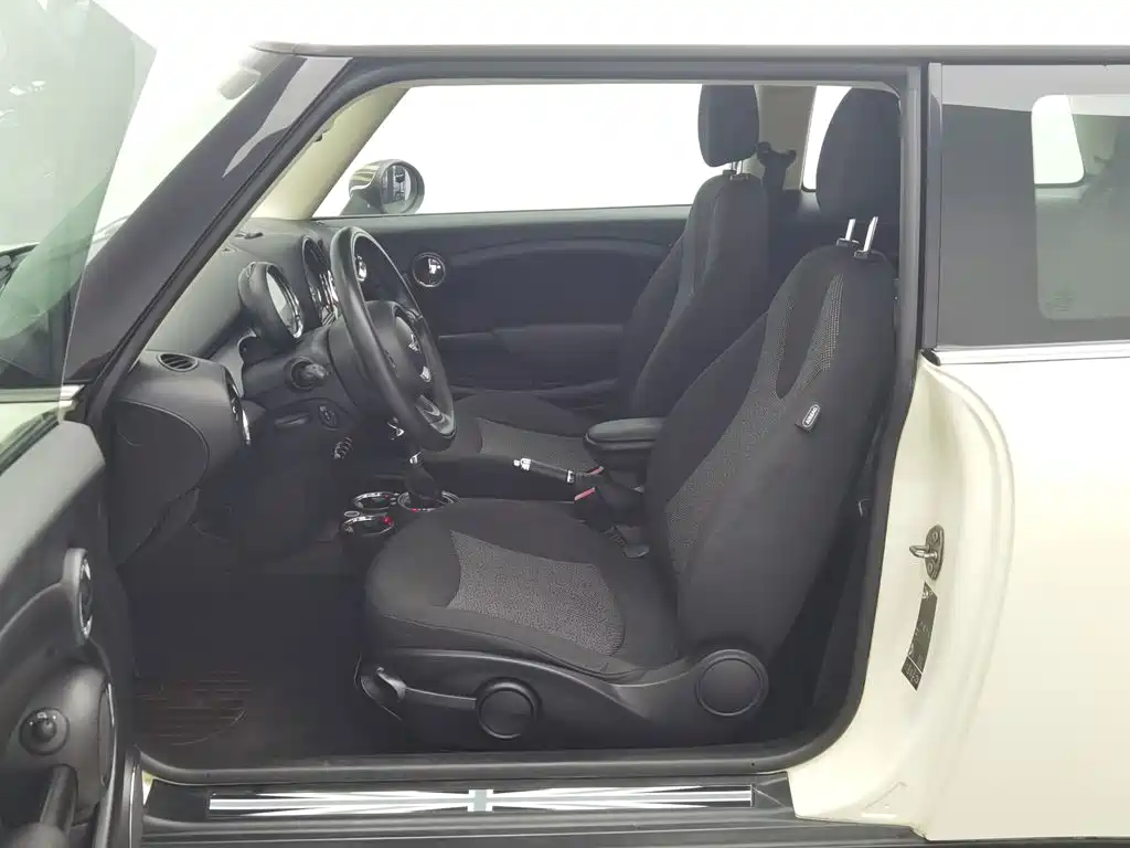 MINI MINI 2014 2013 1.6L ONE Limited Edition Third Version