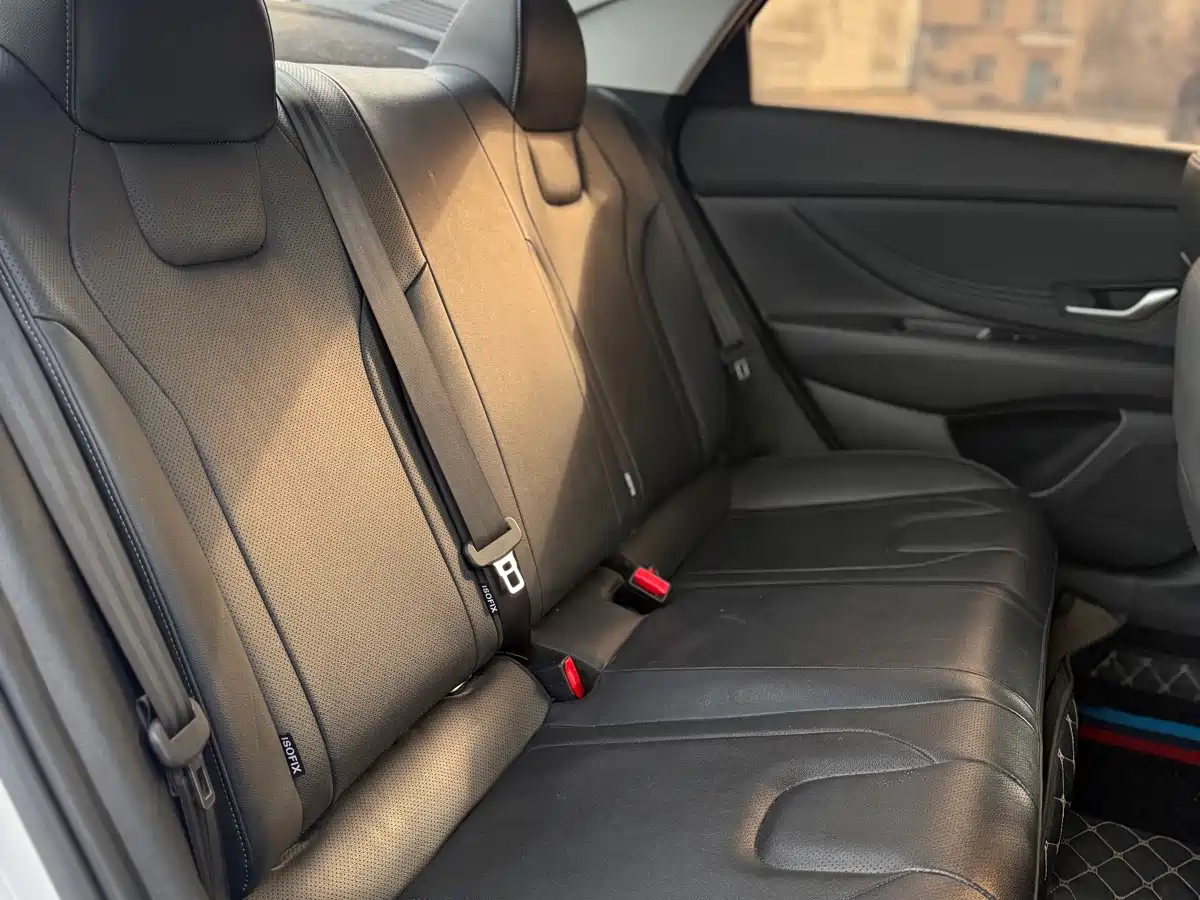 Hyundai Elantra 2022 1.5L CVT LUX Premium Edition фото 9