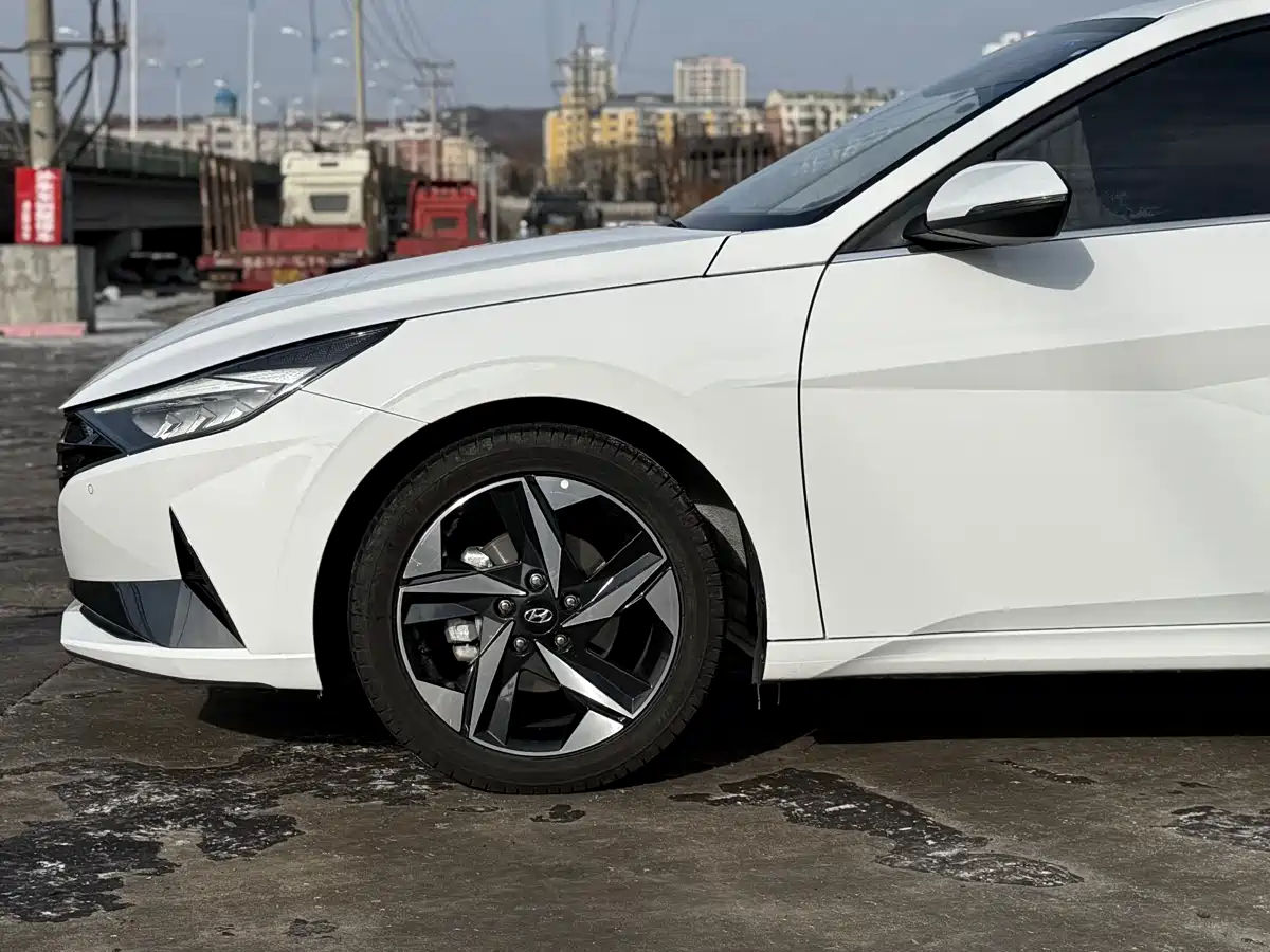Hyundai Elantra 2022 1.5L CVT LUX Premium Edition фото 19