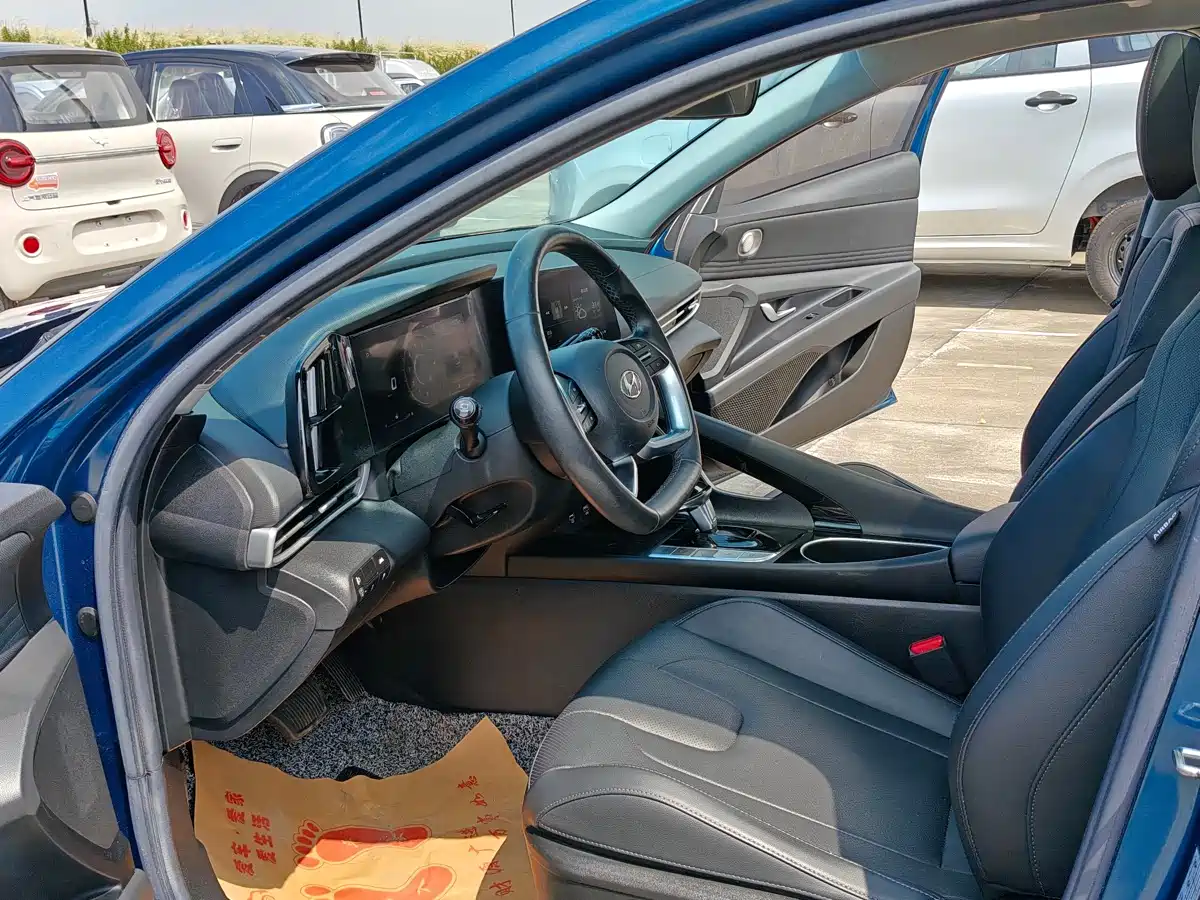 Hyundai Elantra 2021 1.5L CVT LUX Premium Edition фото 6