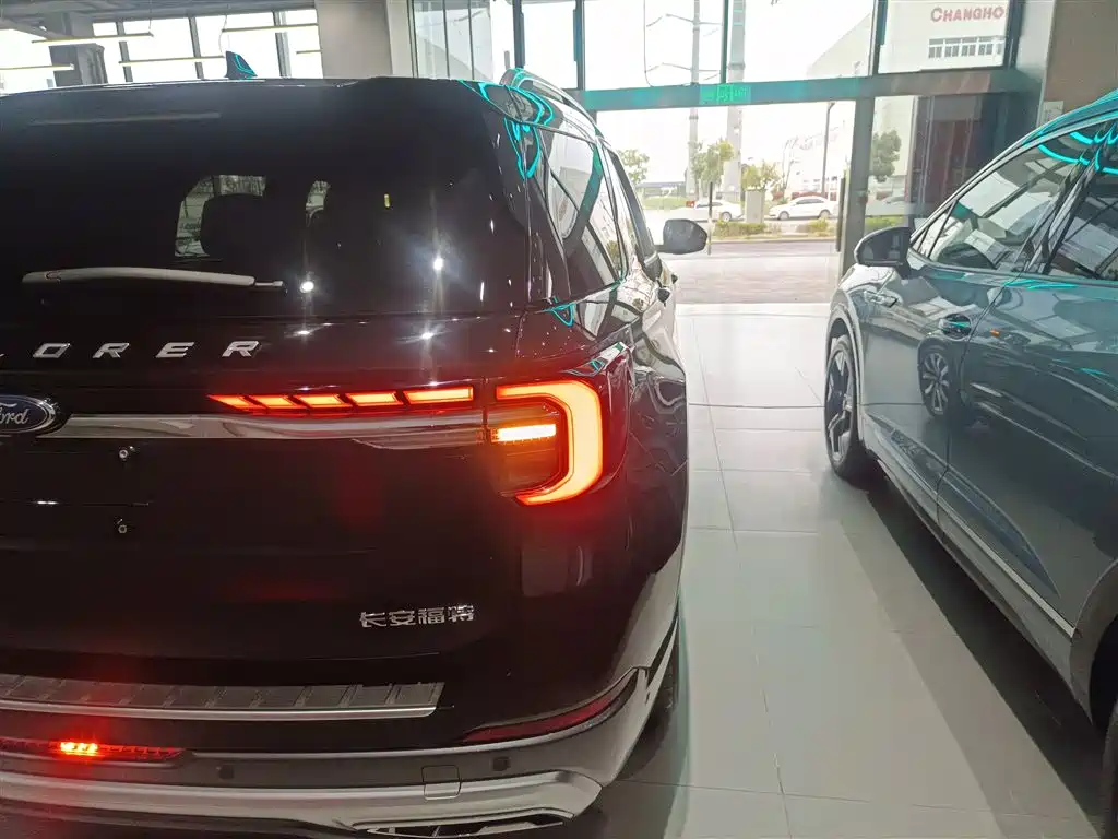 Фото 8 - Ford Explorer