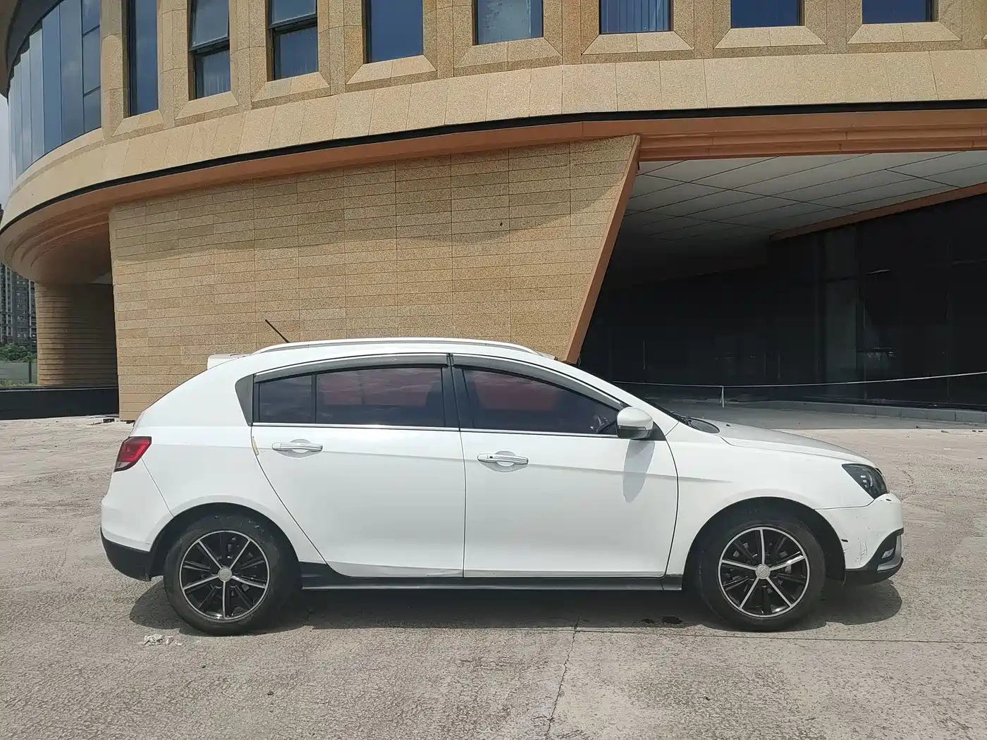 Фото 9 - Geely Emgrand
