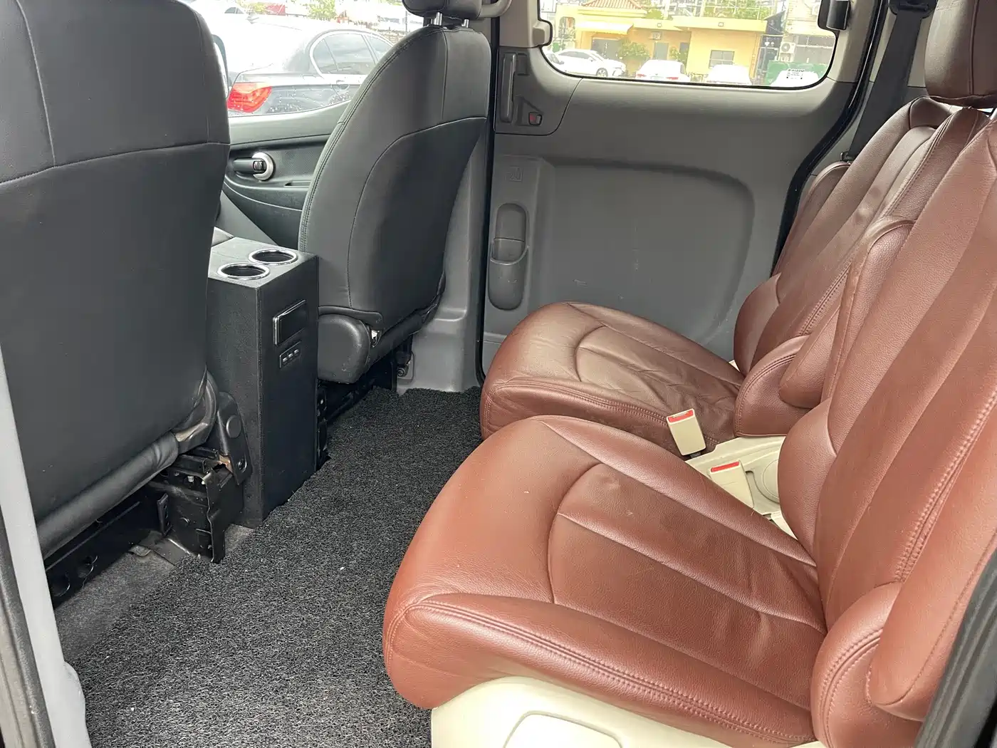 Nissan NV200 2011 2011 1.6L 232-seat Premium Elegance Model