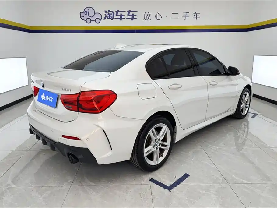 BMW 1 Series 2021 120i M Sport Shadow Edition фото 3