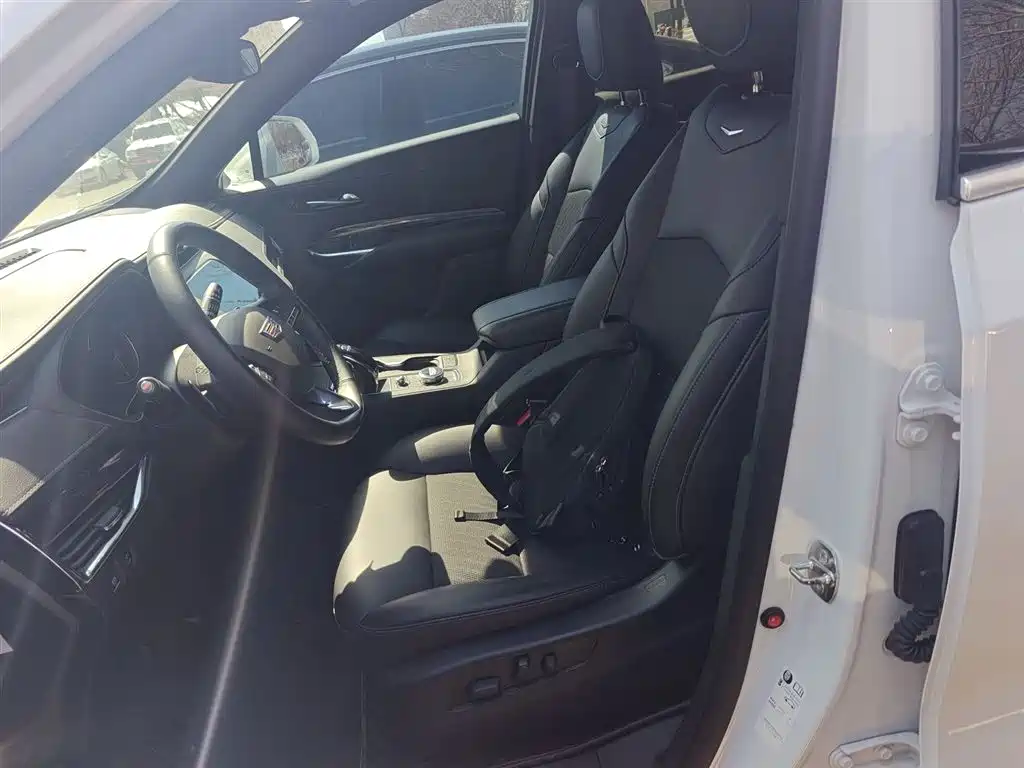 CADILLAC XT4