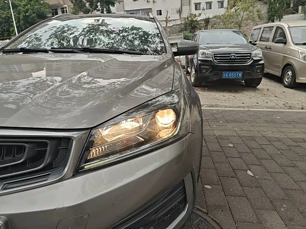 Фото 24 - Geely Vision S1