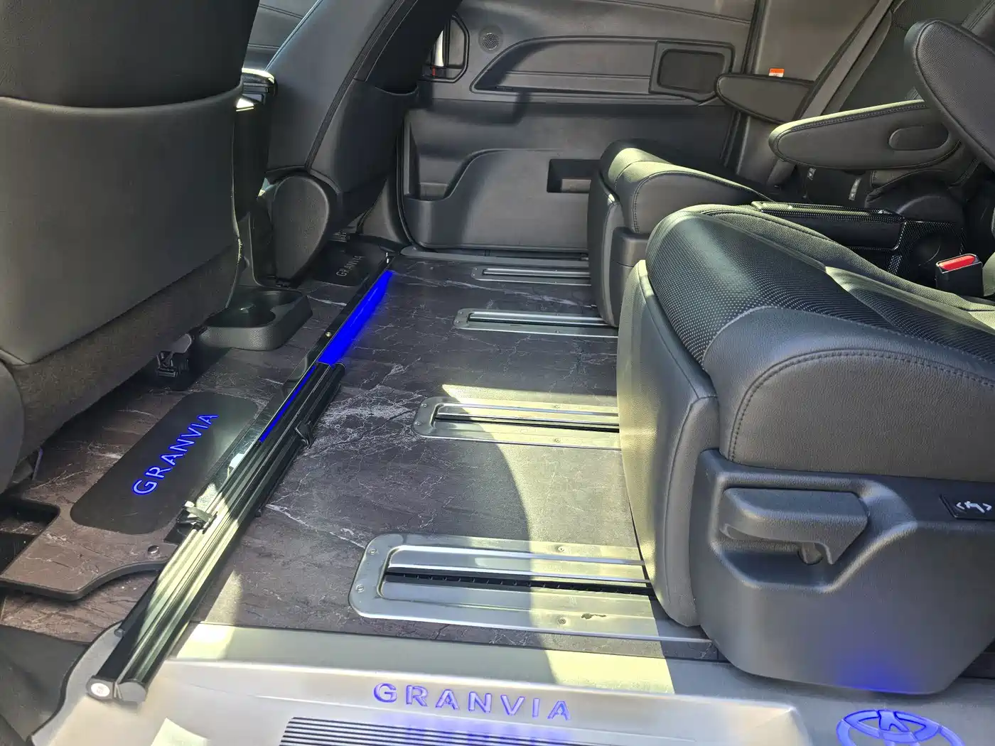 Toyota Granvia 2023 2023 2.5L Hybrid VIP Edition