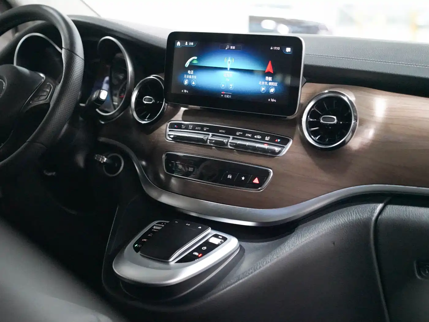 Mercedes-Benz V-Class 2021 V 260 L Long Wheelbase Premium Edition фото 17