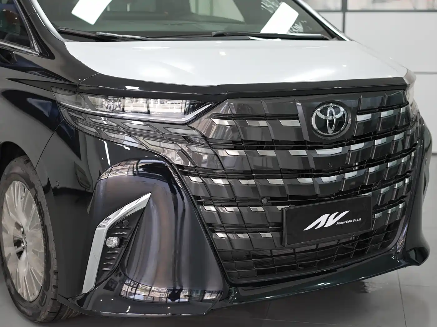 Toyota Alphard 2025 Hybrid 2.5L Ultimate Gold Edition фото 3