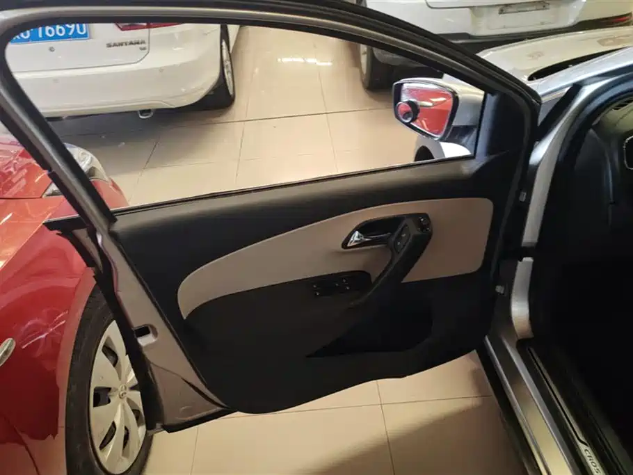 Volkswagen Polo 2012 1.6L Cross Polo AT фото 7