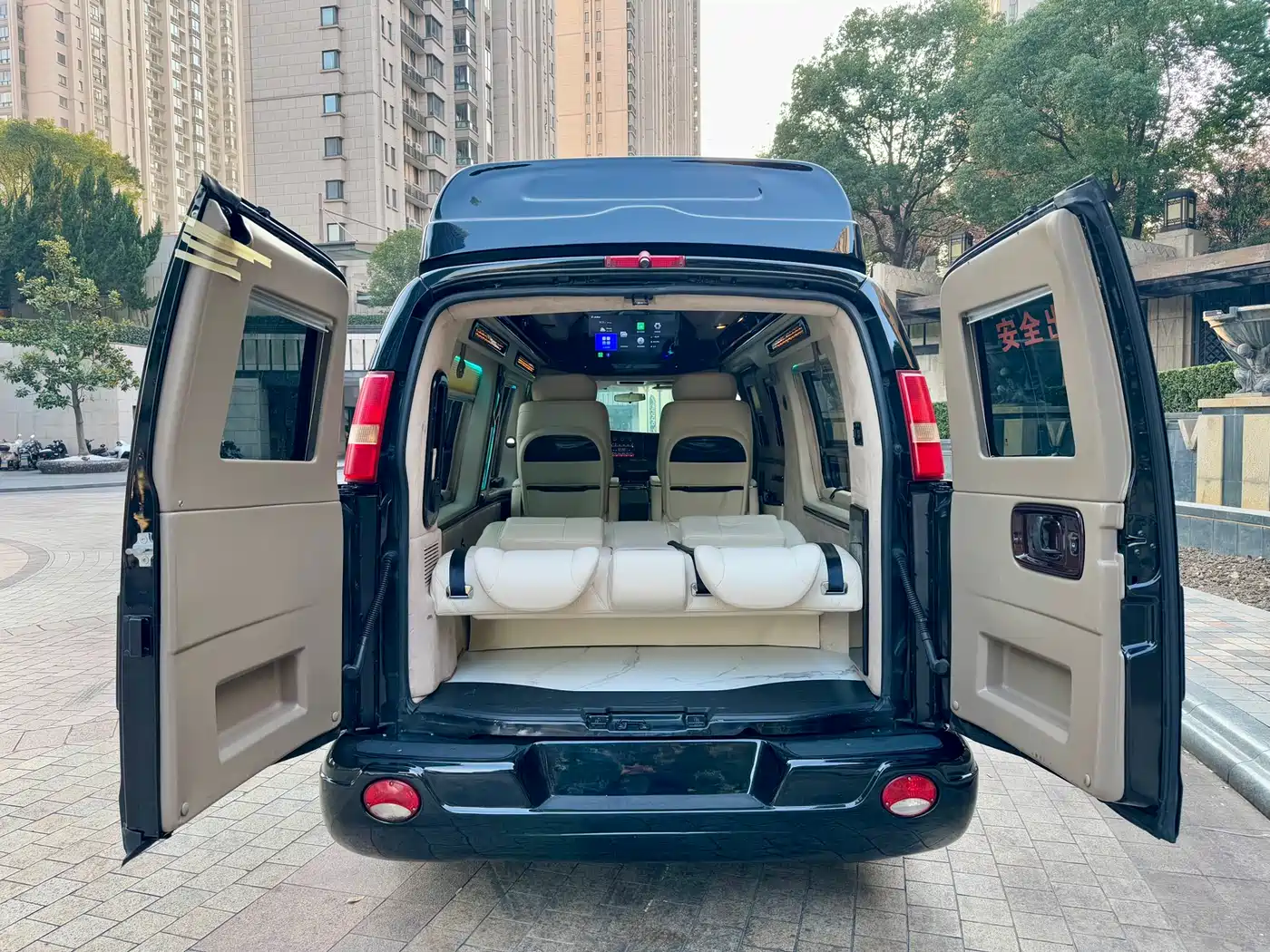 GMC Savana 2017 2017 6.0L G660S Elegance Panoramic Roof Edition